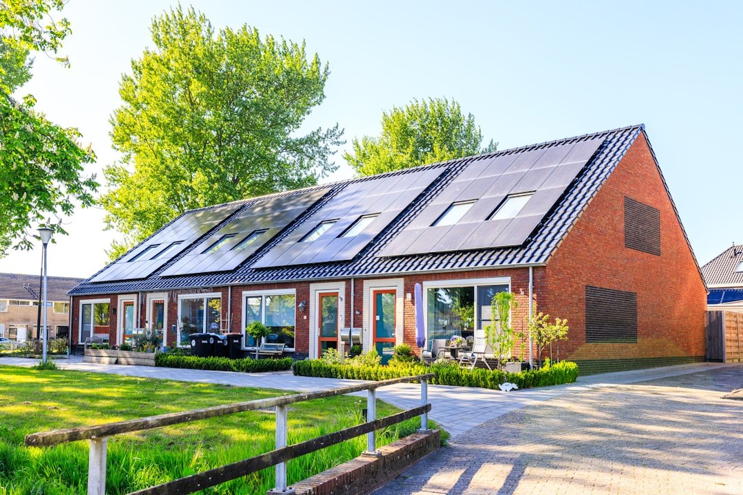 a-house-with-a-lot-of-solar-panels-on-the-roof-yxip843xyri